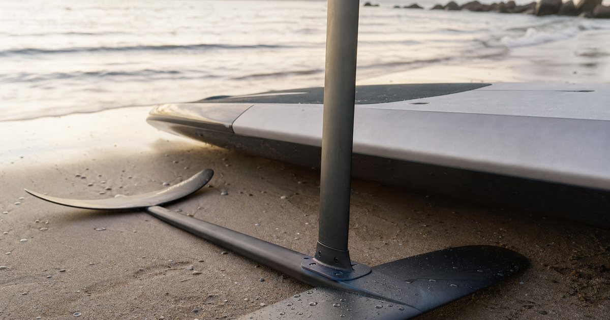 Which wing and mast setup suits a beginner learning to ride an efoil?